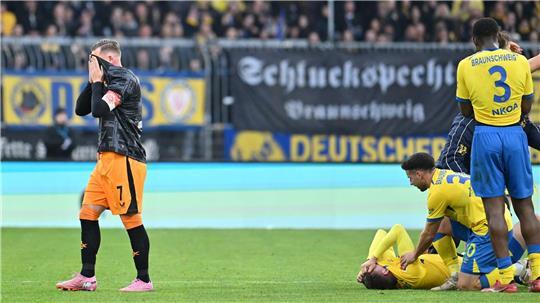 Schockmoment: Braunschweigs Florian Flick bleibt verletzt am Boden liegen.