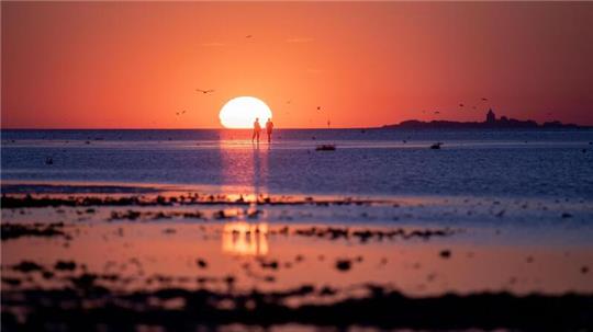 Sonnenuntergang am Strand in Cuxhaven an einem warmen Sommerabend