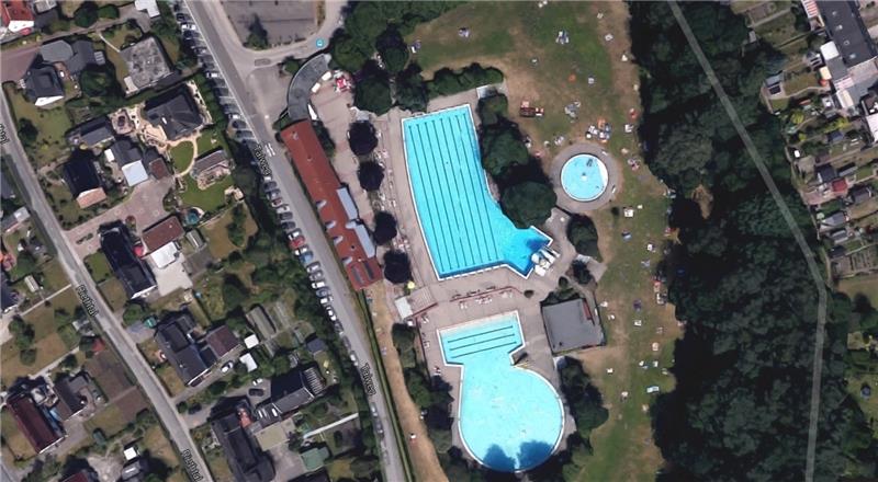 Schön gelegen, aber sehr groß, kostenintensiv und sanierungsbedürftig: Neu Wulmstorfs Freibad. Foto Google Maps
