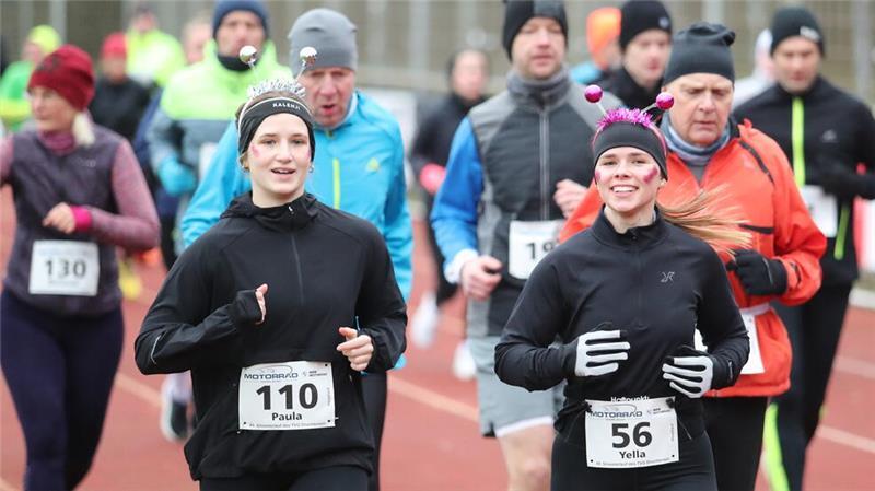 Silvesterlauf: Selbst die langsamste Läuferin kommt lächelnd ins Ziel Schön geschmückt: Die Zeiten sind beim Silvesterlauf Nebensache.