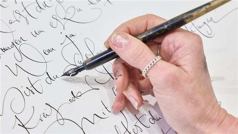 Schön schreiben, kann jeder, findet Jeannine Platz und ermuntert: Weniger tippen, mehr schreiben!