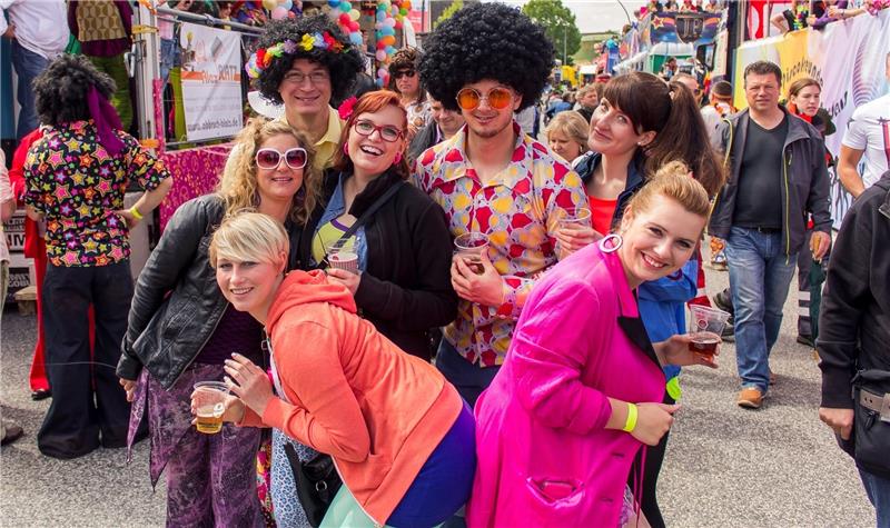 Harburg singt Di, Ei, Es, Ci, O – Disco! Schön schrill: Auch beim Discomove gibt es schräge Klamotten und verrückte Kleider, grelle Kostüme und auffallende Perücken zu sehen, wie diese Gruppe im vergangenen Jahr zeigte.