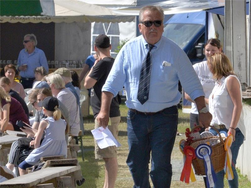 Show und Reitsport in Bargstedt: Diesmal mit Rodeobullen in der Springprüfung „Schön zu sehen, dass uns keiner nach den paar Jahren Pause vergessen hat“, sagt Turnierchef Dietmar Meyer.