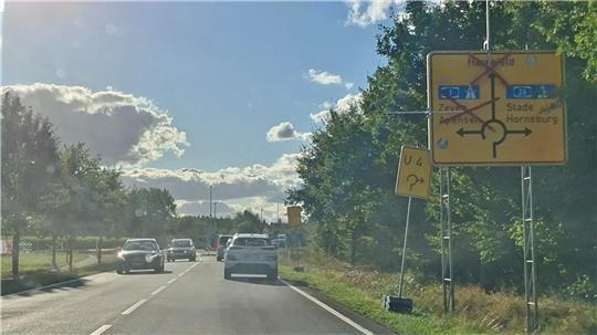 Schöne Aussichten für Autofahrer: Die Bauarbeiten am Kreisverkehr an der L 130/49 sind beendet und die Straßen ab Samstag freigegeben.
