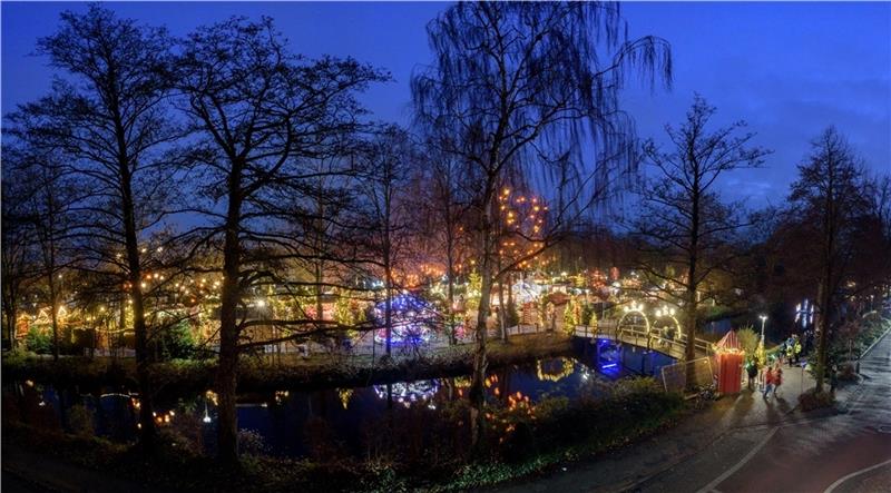 Schöne Kulisse in schwierigen Zeiten. Das Buxtehuder Wintermärchen auf dem Altstadt-Parkplatz an der Hansestraße. Foto: Jürgens