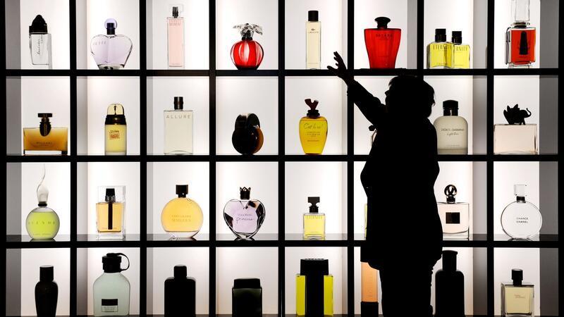 Schöne bunte Parfumwelt: Eine Frau steht vor einer Vitrine mit verschiedenen Flacons. (Archivbild)