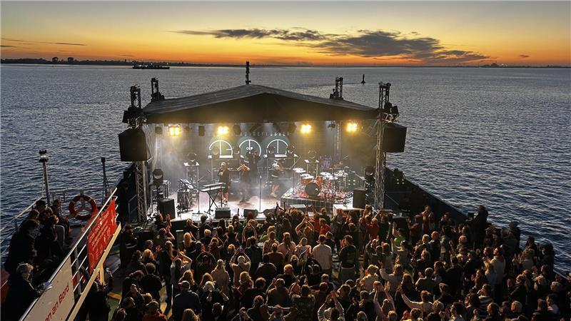 Schöner geht's nicht: Sonnenuntergang, Lieblingsband und Leichtigkeit in der Seeluft.