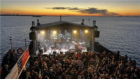 Schöner geht's nicht: Sonnenuntergang, Lieblingsband und Leichtigkeit in der Seeluft.