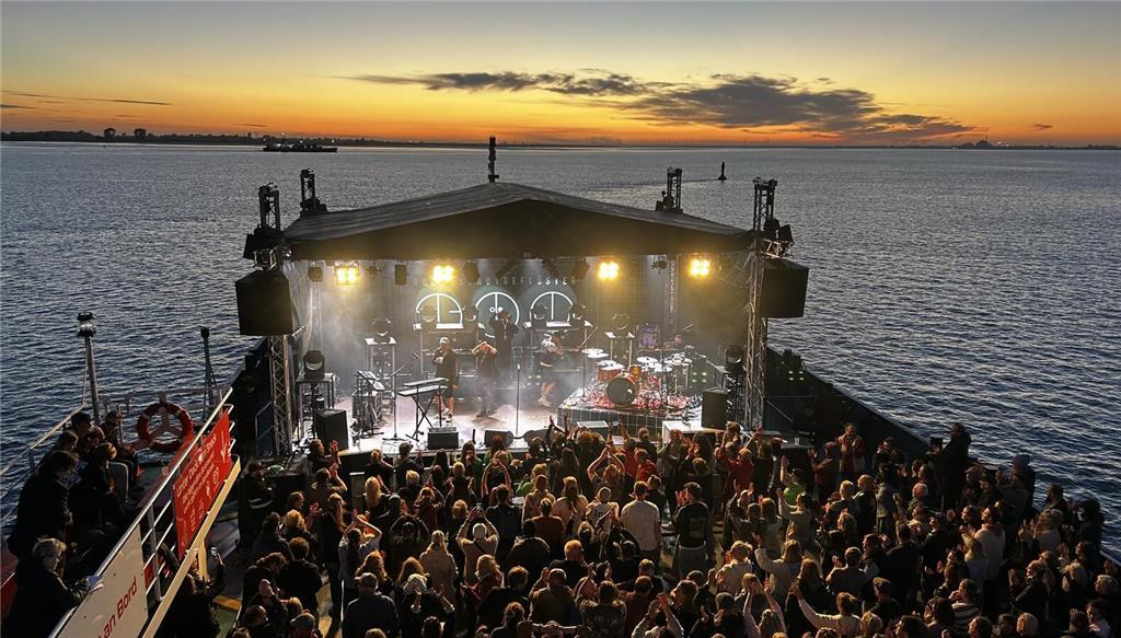 Schöner geht's nicht: Sonnenuntergang, Lieblingsband und Leichtigkeit in der See...