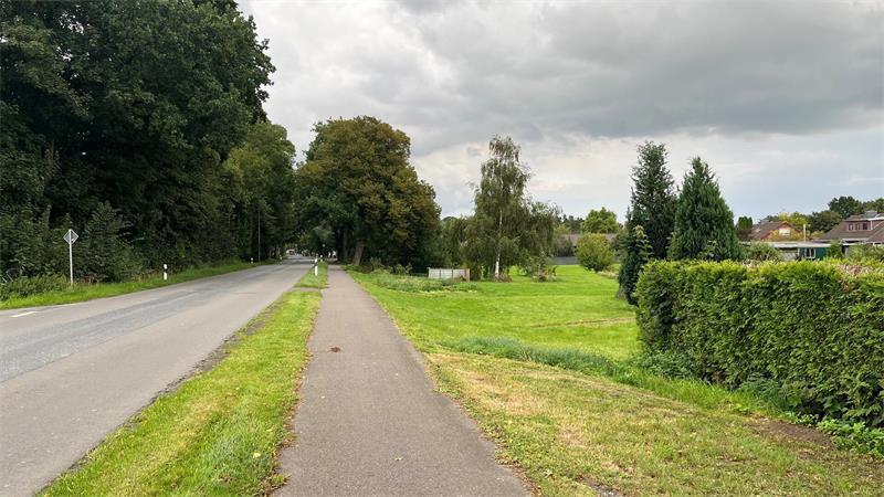 Schöneworth: Der grüne Streifen rechts neben dem Fahrradweg soll ein Baugebiet werden.