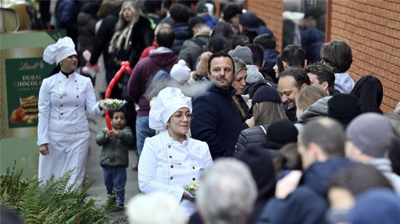 Schoggi für die Wartenden beim Run auf Dubai-Schlokolade. (Archivbild) 