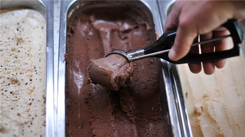 Ist Eis zu teuer? Kugelpreise entfachen Frust Schokolade ist die beliebteste Eissorte in Deutschland.