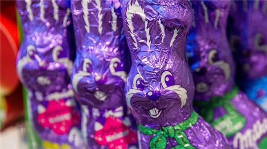 Schokoladen-Osterhasen von Milka stehen derzeit in vielen Supermarktregalen - das gefällt nicht allen.