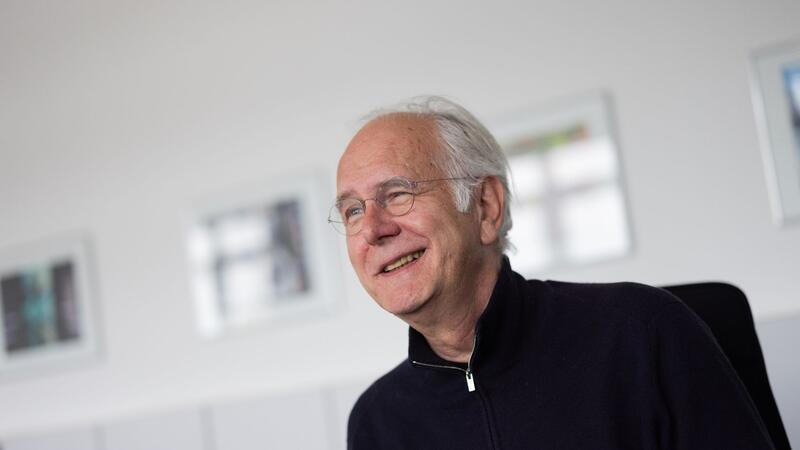 Harald Schmidt bleibt Scholz-Fan „Scholz beweist auf jeden Fall Durchhaltevermögen und verliert nicht schnell die Nerven“: Harald Schmidt.