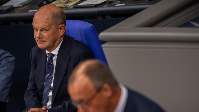 Scholz bietet Merz im Bundestag die Fortsetzung der Migrationsgespräche an, der will aber nicht. 