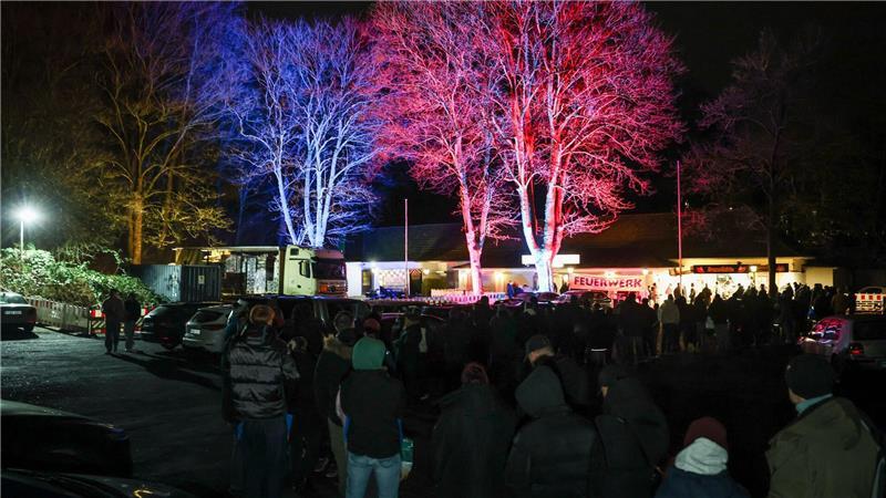 Schon 5.30 Uhr waren in Hamburg-Harburg rund 100 bis 130 Leute da und warteten darauf, dass der Verkauf um 6.00 Uhr startet.