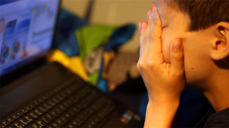 Schon Grundschüler sind Ziel von Cyberattacken sein. (Archivbild) 