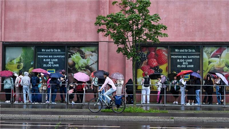 Ansturm auf Deutschlands ersten Labubu-Laden in Berlin Schon Stunden vor der Eröffnung harrten Fans vor dem Einkaufszentrum in Berlin aus.