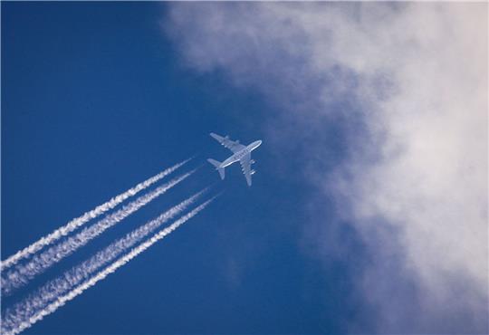 Schon ab 2025 muss in der EU Flugbenzin nachhaltige Kraftstoffe beigemischt werden.