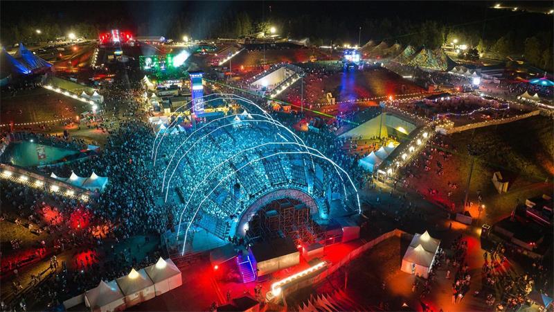 Zehntausende feiern zu Techno beim Nature One Schon am Freitag kamen laut den Veranstaltern mehr als 60.000 Besucher.
