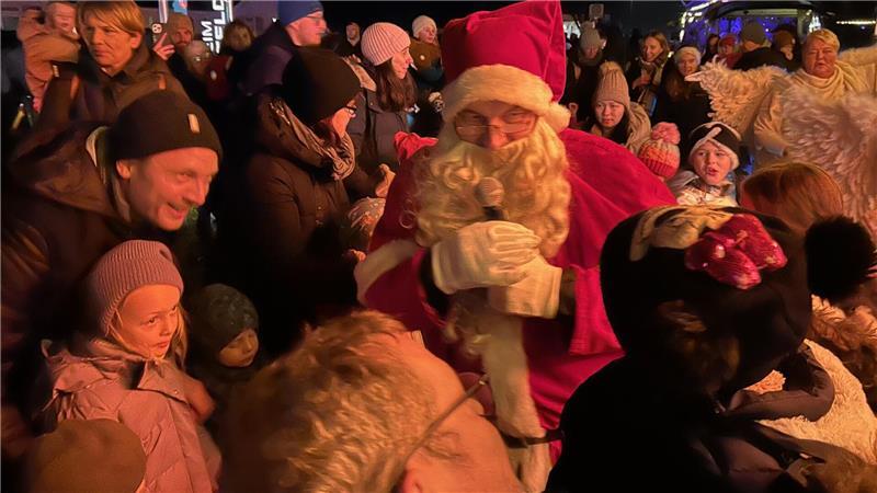 Wieder in Himmelpforten: Wie der Weihnachtsmann die Rückkehr erlebt Schon am Kreisel warteten hunderte Menschen auf den Weihnachtsmann. Am Seniorenheim Klosterfeld nahm er sich Zeit, Kinder und Senioren persönlich zu begrüßen.