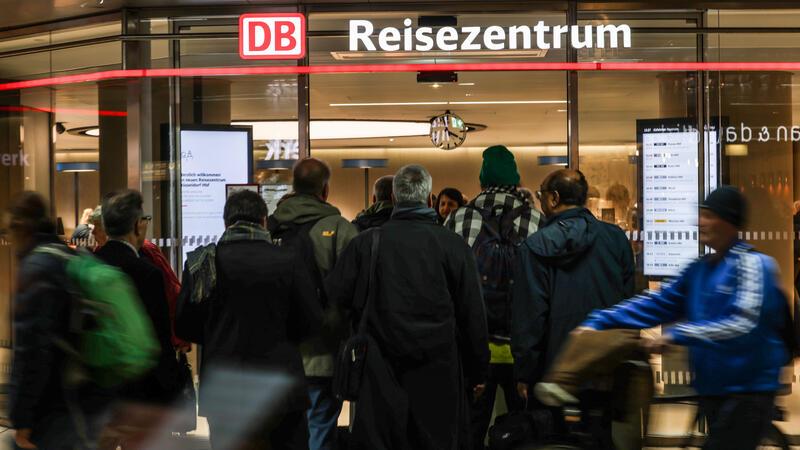 Schon am Mittwoch standen zahlreiche Bahnreisende in den DB-Reisezentren an.