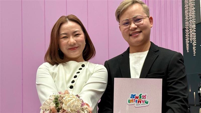 Queeres Liebesfest: Thailand feiert die „Ehe für alle“ Schon am Morgen hatten sich unzählige Paare in der Paragon Hall in Bangkok versammelt, um den Bund der Ehe einzugehen.