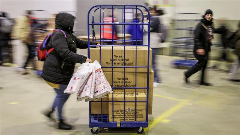 Volle Warentische - Silvestergeschäft angelaufen Schon am frühen Morgen stürmten mancherorts die Kunden und Kundinnen in die Läden - wie hier in Bremerhaven.