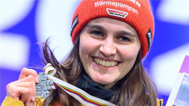 Silber-Freude im Lift: Skispringerin Freitag glänzt erneut Schon auf der Normalschanze gewann Selina Freitag Silber.