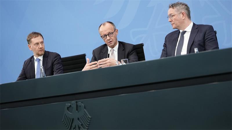Schon bei dem Treffen der Länderregierungschefs mit Kanzler Merz (Mitte) im Dezember noch unter dem Vorsitz des abgewählten rheinland-pfälzischen Ministerpräsidenten Schweitzer (rechts) war es um die Bund-Länder-Finanzen gegangen. (Archivfoto)