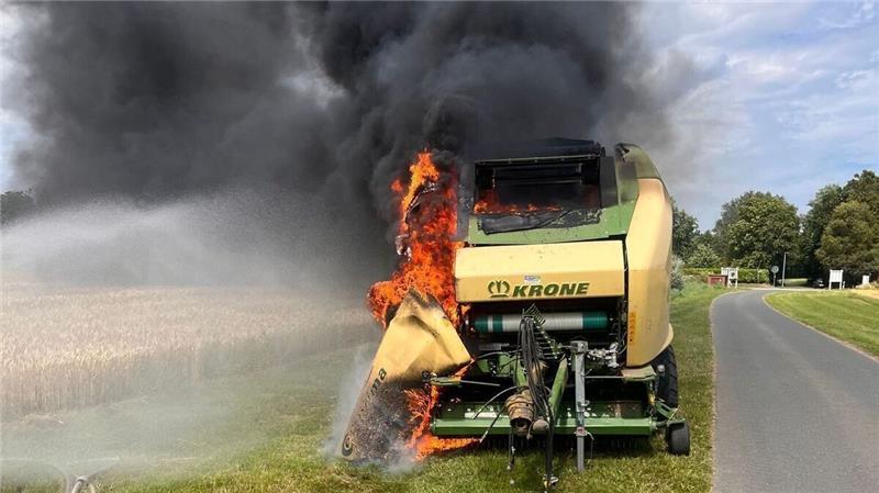 Strohballenpresse brennt in Otterndorf - Landwirt verhindert Schlimmeres Schon bei der Anfahrt der Feuerwehr war die schwarze Rauchsäule bereits zu sehen. Foto: Feuerwehr