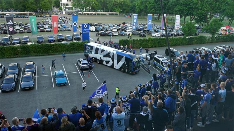 Endlich wieder Bundesliga! HSV im Partyrausch nach oben Schon bei der Ankunft am Volksparkstadion von den Fans gefeiert: die HSV-Spieler im Mannschaftsbus.