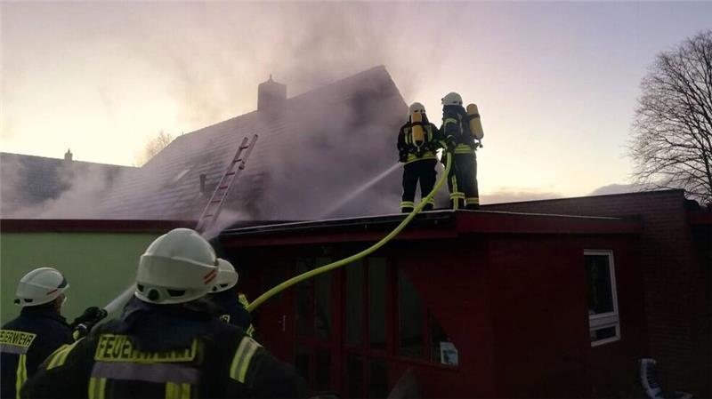 Auto fängt beim Schweißen Feuer: Wohnhaus in Gefahr Schon bei der Ankunft der Feuerwehren war die Rauchsäule weithin sichtbar.