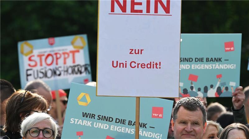 Schon bei der Hauptversammlung 2025 protestierten Commerzbank-Beschäftigte gegen das Vorgehen der Unicredit. (Archivbild)