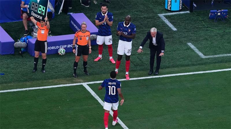 Neue Saison, neue Regeln: Warum sich Ehemänner freuen Schon bei der WM mussten Spieler innerhalb von 10 Sekunden den Platz verlassen. (Archivbild)