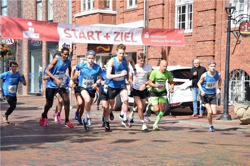 Schon beim Start vorne weg: Max Schröter (dritter von links in der Spitzengruppe) siegte beim Altstadtlauf. Fotos: Battmer