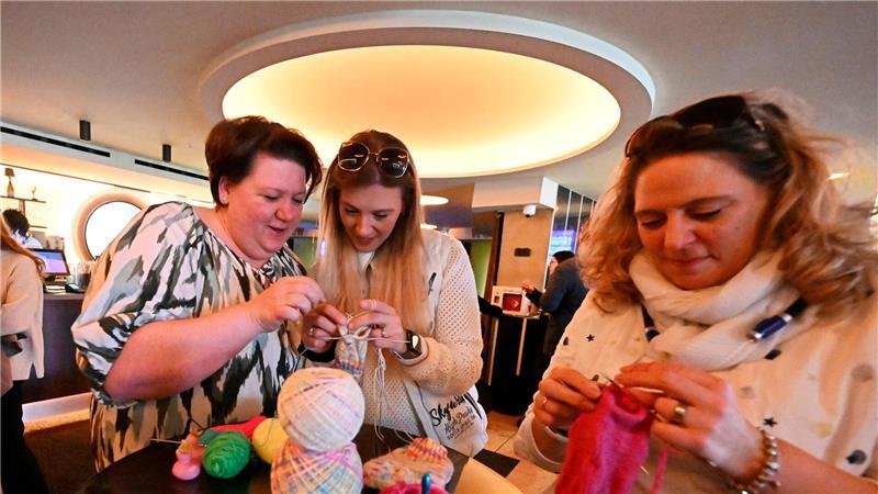 Schon bevor der Film startet, wird fleißig gestrickt. 