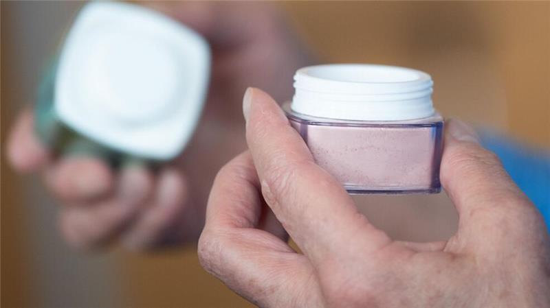 Schon die Liste der Inhaltsstoffe verrät bei manchen Kosmetika: Hier ist Verbotenes drin. (Symbolbild)