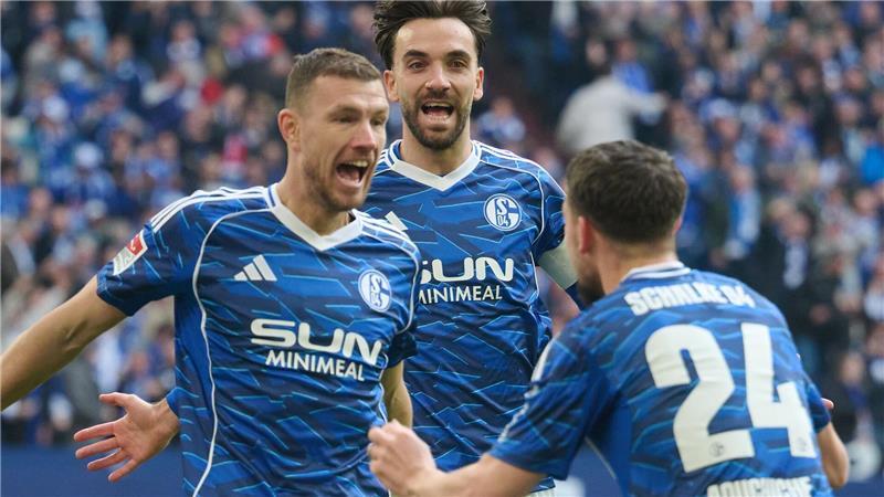 Schon drei Mal gejubelt, aber noch kein Mal gewonnen: Neuzugang Edin Dzeko (links) wartet trotz dreier Treffer noch auf seinen ersten Sieg mit Schalke (Archivbild).