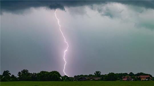 Schon für Montag erwarteten die Meteorologen vor allem im Nordosten sowie im bayerischen Alpenvorland Gewitter mit Starkregen um 20 Liter pro Quadratmeter, kleinkörnigen Hagel und stürmische Böen.