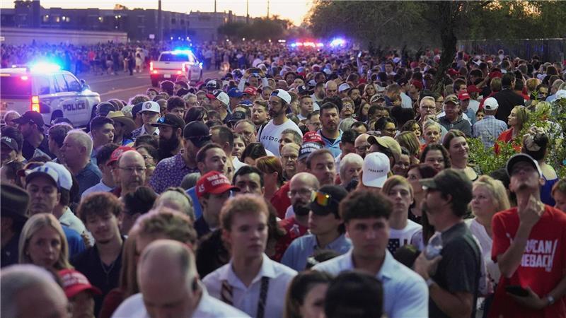 Schon im Morgengrauen versammelten sich Tausende vor dem Stadion. 