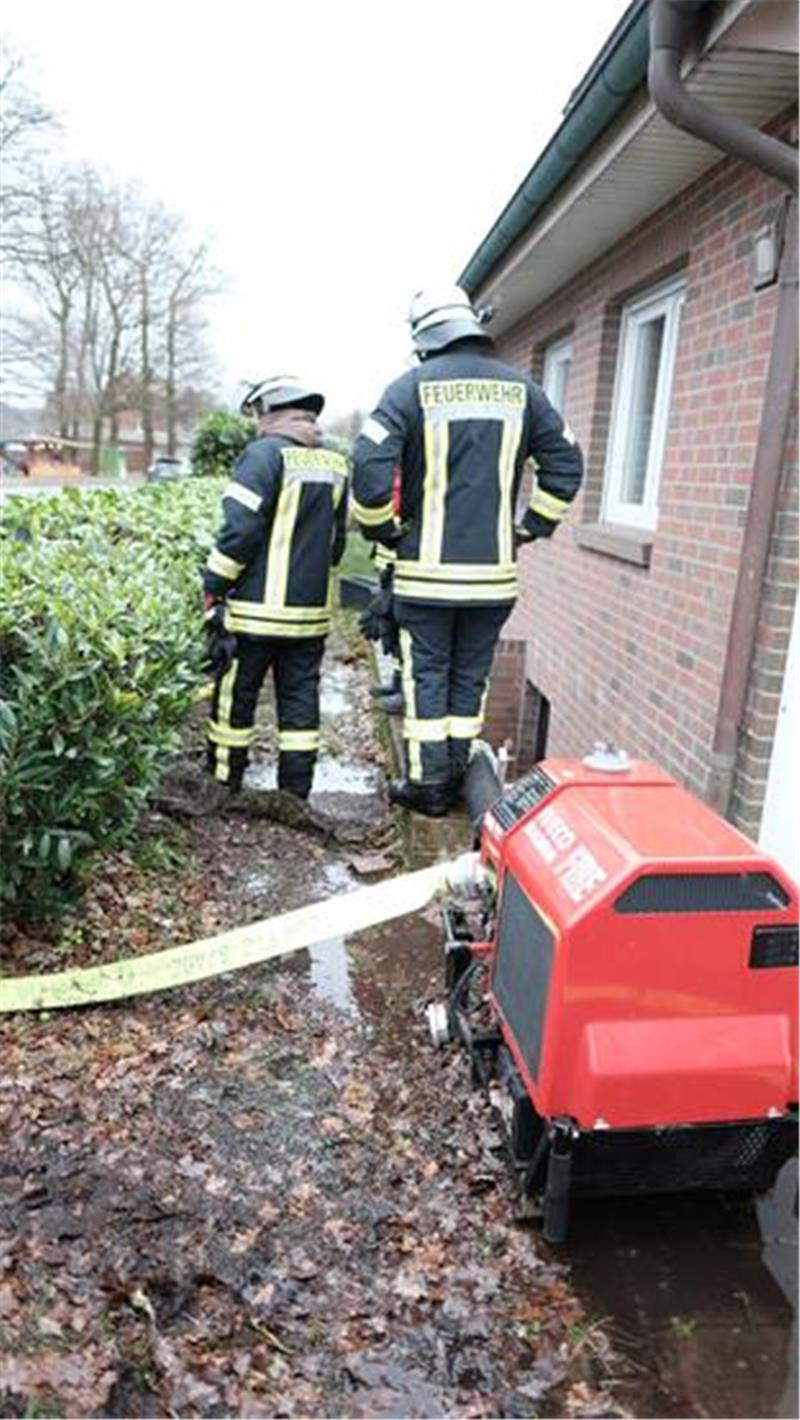 Stromausfall in Düdenbüttel: Feuerwehr rückt nach Wasserrohrbruch aus Schon im Vorgarten steht das Wasser. Die Feuerwehrleute pumpen den Keller leer.