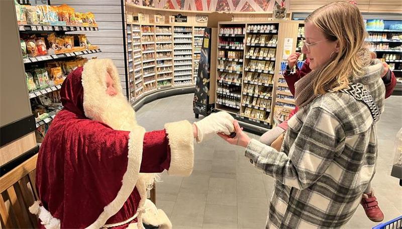 Schon im Vorjahr hat Klaus von Rönne im Dollerner Edeka-Markt Kinder und Eltern beschenkt.