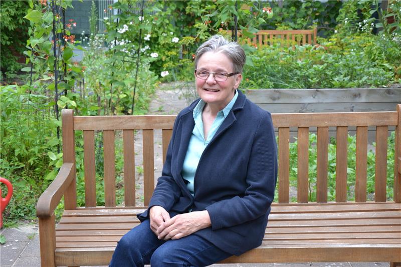 Schon immer mit der Landwirtschaft verbunden: Susanne von Hennig im Kräutergarten der Berufsschule. Foto: Wilkening