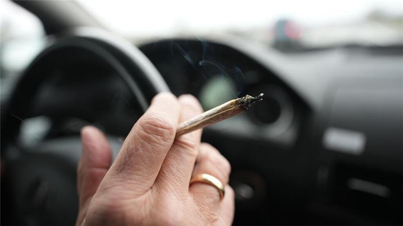 Experten fordern strengere Cannabis-Grenzwerte im Verkehr Schon in geringem Maß kann der Mischkonsum von Cannabis und Alkohol zu Einschränkungen der Fahrtüchtigkeit führen, sagen Experten.