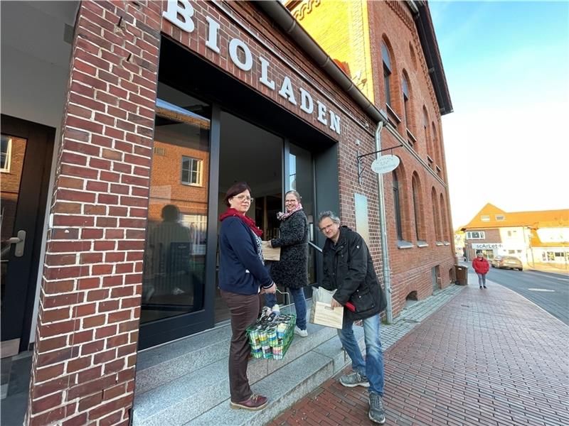 Schon in gut zwei Wochen wollen Janina Burkhardt, Malgorzata Kuss und Manfred Radtke ihren Bioladen für Besucher öffnen. Foto: Ahrens