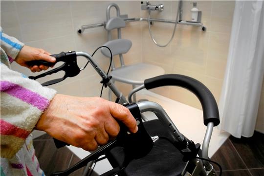 Schon jetzt für viele Goslarer Realität: Der Gang mit dem Rollator ins Badezimmer. Künftig werden noch mehr Senioren im Landkreis leben und auf Gehhilfen angewiesen sein – und auf Wohnungen, in denen sie sich trotzdem bewegen können.  Foto: Privat