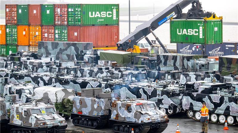 „Hunderte Angriffe pro Tag“ – Wie sicher sind norddeutsche Häfen? Schon jetzt werden in den Häfen Panzer und andere Güter für das Militär umgeschlagen. (Archivbild)