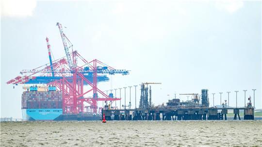 Schon jetzt wird LNG in Wilhelmshaven angeliefert - weitere Ausbaupläne an Land hat des OVG in Lüneburg nun vorerst gestoppt. (Archivbild)