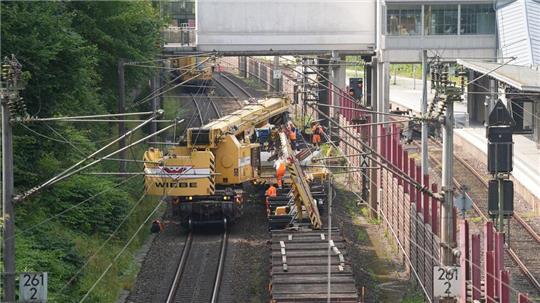 Schon jetzt wird auf der Strecke zwischen Hamburg und Berlin fleißig gebaut - im kommenden Jahr ist der Korridor erneut gesperrt. (Archivbild)